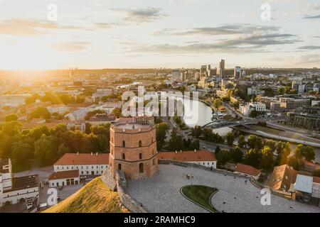 Der Gediminas Tower, der verbleibende Teil der Oberen Burg in Vilnius, aus der Vogelperspektive. Sonnenuntergangslandschaft der von der UNESCO inspirierten Altstadt von Vilnius, dem Herzen Stockfoto