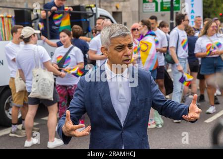 Sadiq Khan, Bürgermeister von London, führt ein Interview vor Beginn der Parade "Pride in London" Stockfoto