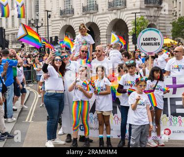 LGBT+-Familien marschieren bei Pride in London Stockfoto