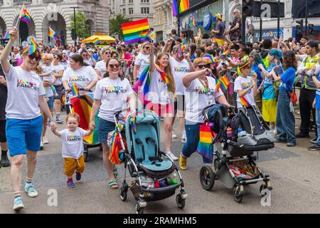 LGBT+-Familien marschieren bei Pride in London Stockfoto