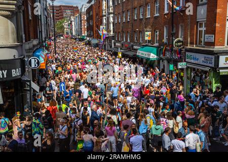 Allgemeiner Blick auf die Menschenmassen in der Old Compton Street während Pride in London Stockfoto