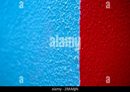 Breite rote und graue Farbbänder, Grafikelement an der Wand. Stockfoto