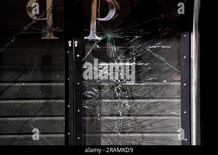 Marseille, Frankreich. 03. Juli 2023. Die Fenster der Fassade eines Ladens wurden durch Aufruhr in Marseille beschädigt. Nach vier aufeinanderfolgenden Nächten von Unruhen in Frankreich, über Teenager Nahel, ein 17-jähriger, der am 27. Juni 2023 von der Polizei an einem Straßenkontrollpunkt in Pariser Vororten getötet wurde, ist der Schaden massiv und vor allem für Geschäfte. Die französische Polizei hat 1.311 Menschen im ganzen Land verhaftet. Kredit: SOPA Images Limited/Alamy Live News Stockfoto