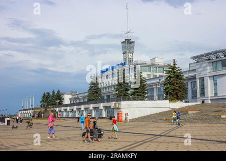 NIZHNY NOVGOROD, RUSSLAND – 02. Juli 2023: Flussstation auf der Wolga, Touristen, die entlang der Promenade spazieren Stockfoto