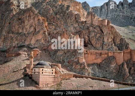 Kleine Moschee in der Nähe des Ishak Pascha Palastes, die viele für das Modell der Festung Jabba the Hutt halten. Stockfoto