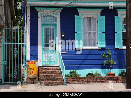 Malerisches blaues Holzhaus mit hellblauen Fensterläden, Faubourg Marigny Viertel, New Orleans. Stockfoto