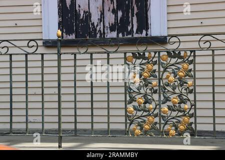 Im French Quarter, New Orleans, befindet sich ein kunstvoll schmiedeeisernes Geländer mit verschlungenen Rosen. Stockfoto