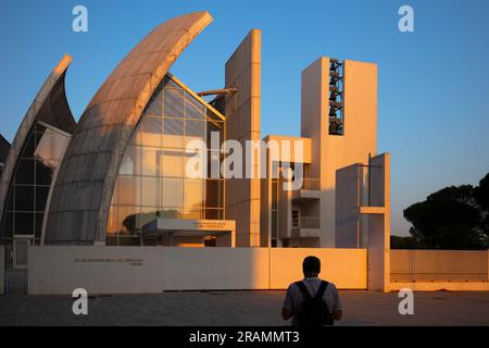 Dio Padre Miseracordioso Kirche (auch Tor Tre Teste Kirche genannt). Architektur von Richard Meier, Rom, Latium, Italien Stockfoto