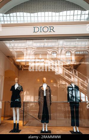 Dior-Logo und Schaufensterpuppen in einem Schaufenster in einer stilvollen, modischen Herbstkollektion für den Winter. Dior ist ein Modehaus, das in Paris Speciali gegründet wurde Stockfoto