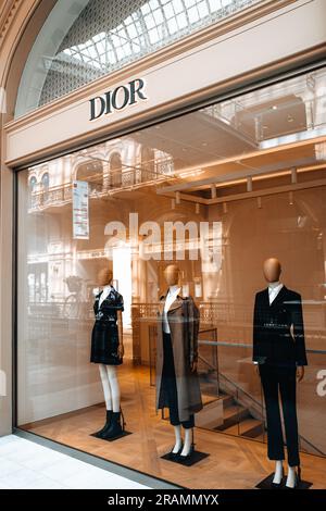 Dior-Logo und Schaufensterpuppen in einem Schaufenster in einer stilvollen, modischen Herbstkollektion für den Winter. Dior ist ein Modehaus, das in Paris Speciali gegründet wurde Stockfoto