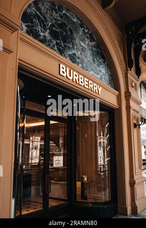 Braune klassische historische Fassade der Burberry Boutique. Burberry ist eine britische Luxuskleidermarke Stockfoto