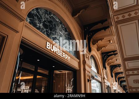 Braune klassische historische Fassade der Burberry Boutique. Burberry ist eine britische Luxuskleidermarke Stockfoto