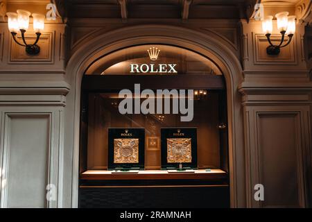 Fassade des Rolex Uhrenladens im berühmten Einkaufszentrum KAUGUMMI. Goldene Krone, grünes Logo. Rolex ist eine weltweit agierende Marke für Luxusuhren, die sich auf 4.000 Uhrmacher verlässt Stockfoto