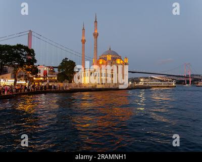 Passagierfähre auf dem Bosporus-Ufer neben der Moschee im Stadtteil Ortaköy, Bezirk Beşiktaş, Istanbul, Türkei. Stockfoto