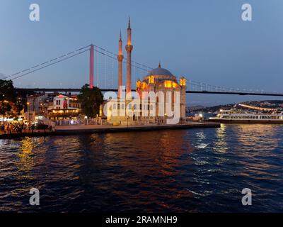 Passagierfähre auf dem Bosporus-Ufer neben der Moschee im Stadtteil Ortaköy, Bezirk Beşiktaş, Istanbul, Türkei. Stockfoto