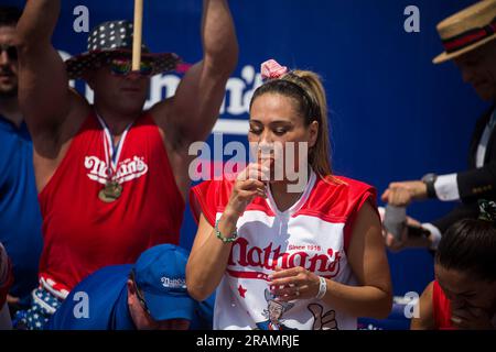 (230704) -- NEW YORK, 4. Juli 2023 (Xinhua) -- Miki sudo tritt am 4. Juli 2023 bei einem Hot-Dog-Wettkampf in Coney Island, New York City, USA, an. Laut Archiven findet die jährliche Veranstaltung auf Coney Island seit 1916 jeden 4. Juli statt, die als „Nathan's berühmter internationaler Hot Dog Eating Contest zum 4. Juli“ bezeichnet wird. Joey Chestnut, 39, gewann den ersten Platz zum 16. Mal, indem er 62 Hot Dogs und Brötchen in 10 Minuten aß. Miki sudo, 37, gewann die Frauenmeisterschaft zum neunten Mal am Dienstagmorgen, indem er 39,5 Hot Dogs und Brötchen in 10 Minuten konsumierte. (Foto: Michael Nagle/XI Stockfoto