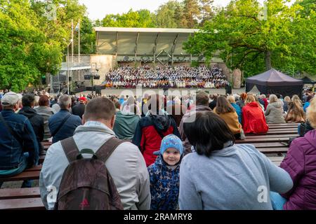 Dobele, Lettland - 27. Mai 2023. Ein Lächeln auf dem Gesicht eines kleinen Jungen, wenn die Familie die festlichen Ereignisse als Teil des XXVII Nationwide Lettisch beobachtet Stockfoto