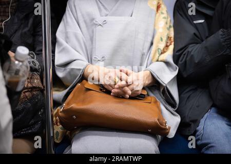 Tokio, Japan. 02. März 2023. Eine Frau in einem traditionellen japanischen Kleid fährt mit der U-Bahn. (Foto: Stanislav Kogiku/SOPA Images/Sipa USA) Guthaben: SIPA USA/Alamy Live News Stockfoto