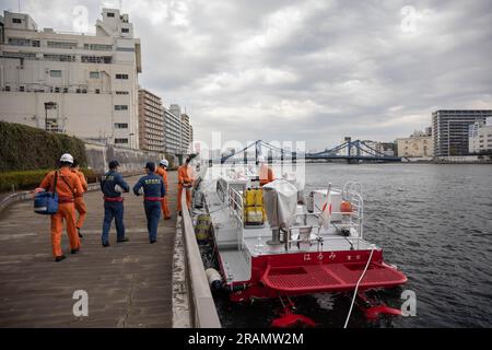 Tokio, Japan. 02. März 2023. Tokio Feuerwehrboot gesehen auf dem Sumida Fluss. (Foto: Stanislav Kogiku/SOPA Images/Sipa USA) Guthaben: SIPA USA/Alamy Live News Stockfoto