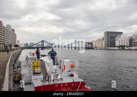 Tokio, Japan. 02. März 2023. Tokio Feuerwehrboot gesehen auf dem Sumida Fluss. (Foto: Stanislav Kogiku/SOPA Images/Sipa USA) Guthaben: SIPA USA/Alamy Live News Stockfoto