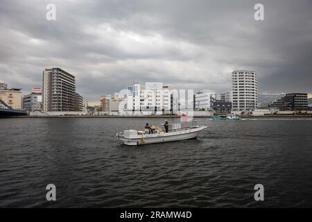 Tokio, Japan. 02. März 2023. Boot auf dem Sumida in Tokio gesehen. (Foto: Stanislav Kogiku/SOPA Images/Sipa USA) Guthaben: SIPA USA/Alamy Live News Stockfoto