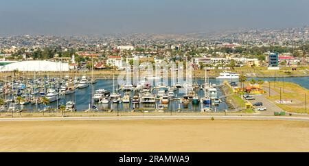 ENSENADA, MEXIKO - 28. April 2023: Ensenada ist eine Küstenstadt in Baja, Mexiko und das Ziel vieler Kreuzfahrtschiffe, die Los Angeles und San verlassen Stockfoto