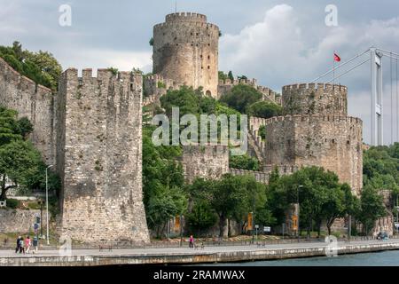 Ein Abschnitt der Rumeli-Festung neben dem Bosporus bei Istanbul in Turkiye. Sichtbar sind die Vorhangwände und Türme. Stockfoto