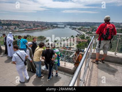 ISTANBUL, TURKIYE - 30. JUNI 2011 - Touristen stehen auf der Aussichtsplattform des Pierre Loti (Piyerloti) Hügels mit Blick auf das Goldene Horn in Istanbul Stockfoto