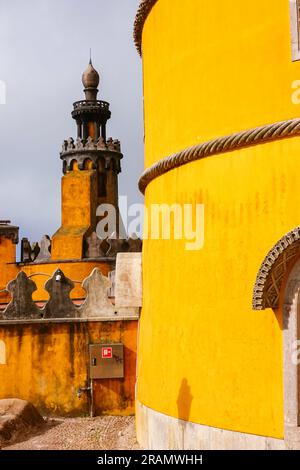 Dekorativer Schornstein auf der Dachterrasse der Küche im Pena-Palast oder im historischen Schloss Palácio da Pena in Sintra, Portugal. Das Märchenschloss gilt als eines der schönsten Beispiele der portugiesischen Romantik aus dem 19. Jahrhundert der Welt. Stockfoto