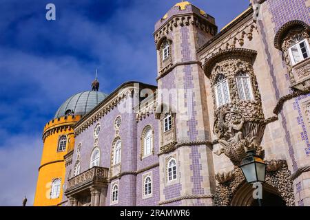 Geometrische maurisch gemusterte Fliesen schmücken die Fassade auf der Vorderterrasse des Pena-Palastes oder des historischen Schlosses Palácio da Pena in Sintra, Portugal. Das Märchenschloss gilt als eines der schönsten Beispiele der portugiesischen Romantik aus dem 19. Jahrhundert der Welt. Stockfoto