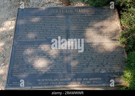 Eine Plakette auf dem Ari Burnu Friedhof (ANZAC) am nördlichen Ende der Anzac Cove in Turkiye, auf der die ANZAC-Landung im Ersten Weltkrieg beschrieben wird. Stockfoto