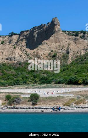 Blick von der Anzac Cove in Gallipoli in Turkiye auf die Sphinx. Es zeigt das steile Gelände, auf das ANZAC-Soldaten gestoßen wären. Stockfoto