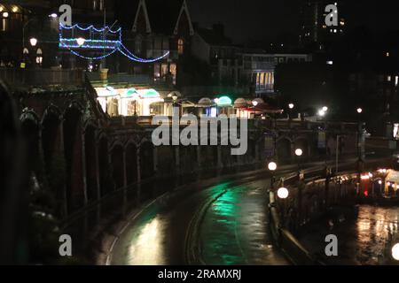 Ramsgate Hafen und Stadt in einer nassen und regnerischen Nacht in Thanet, Kent, Großbritannien. Stockfoto