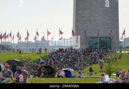 Washington, Usa. 04. Juli 2023. Im Schatten des Washington Monument, in dem sich am Dienstag, den 4. Juli 2023, das Feuerwerk in der National Mall in Washington D.C. am 4. Juli jährliches Publikum versammelt, können sich die Menschen vor der Sommersonne schützen. Foto: Ken Cedeno/UPI Credit: UPI/Alamy Live News Stockfoto