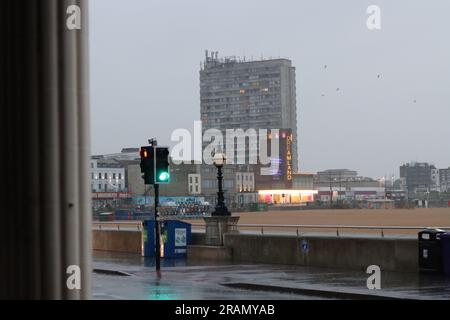 Margate, UK - 4. Juli 2023 : düsteres Wetter am Meer von Margate, mit Blick auf Arlington House und Dreamland, in Kent, UK. Stockfoto