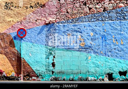 Lanzarote Kanarische Inseln Stadt Arrecife kunstvoll bemalte und farbenfrohe Stadtmauer in Blau mit rauer Steinmauer im Stadtzentrum Stockfoto
