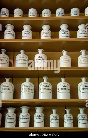 Arzneimittelverbindungen in einer niederländischen Apotheke im Zuiderzee-Museum Stockfoto