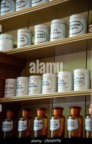 Arzneimittelverbindungen in einer niederländischen Apotheke im Zuiderzee-Museum Stockfoto