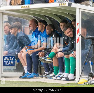 Matlock, Derbyshire, England, 4. Juli 2023. Alle Lächeln im Auswärtsteam vor dem Anstoß, während des Matlock Town Football Club V Chesterfield Football Club im Proctor Cars Stadium, vor der Saison freundlich (Kreditbild: ©Cody Froggatt/Alamy Live News) Stockfoto