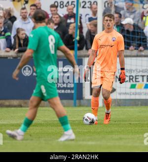 Matlock, Derbyshire, England, 4. Juli 2023. Neues Darlehen zur Unterzeichnung von Harry Tyrer auf dem Ball während des Matlock Town Football Club V Chesterfield Football Club im Proctor Cars Stadium, Vorsaison-freundlich (Kreditbild: ©Cody Froggatt/Alamy Live News) Stockfoto