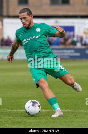 Matlock, Derbyshire, England, 4. Juli 2023. Danny Rowe von Chesterfield, bringt den Ball unter Kontrolle, während des Matlock Town Football Club V Chesterfield Football Club im Proctor Cars Stadium, Vorsaison Friendly (Kreditbild: ©Cody Froggatt/Alamy Live News) Stockfoto