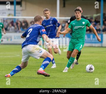 Matlock, Derbyshire, England, 4. Juli 2023. Branden Horton von Chesterfield schloss während des Balls während des Matlock Town Football Club V Chesterfield Football Club im Proctor Cars Stadium, Vorsaison-freundlich (Kreditbild: ©Cody Froggatt/Alamy Live News) Stockfoto