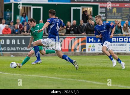 Matlock, Derbyshire, England, 4. Juli 2023. Liam Mandeville erreicht sein zweites Tor des Spiels, während des Matlock Town Football Club V Chesterfield Football Club im Proctor Cars Stadium, vor der Saison freundlich (Kreditbild: ©Cody Froggatt/Alamy Live News) Stockfoto