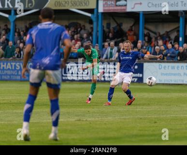 Matlock, Derbyshire, England, 4. Juli 2023. Armando Dobra erreicht das vierte Tor des Spiels, während des Matlock Town Football Club V Chesterfield Football Club im Proctor Cars Stadium, vor der Saison freundlich (Bild: ©Cody Froggatt/Alamy Live News) Stockfoto