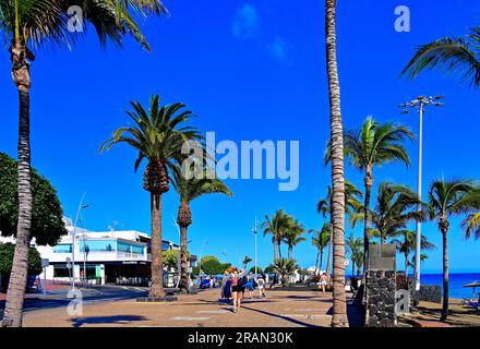 Lanzarote Kanarische Inseln Puerta del Carmen Hauptdurchgangsstraße und Promenade mit tiefblauem Himmel Stockfoto