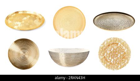 Set aus verschiedenen Geschirr in Goldfarbe auf weißem Hintergrund Stockfoto