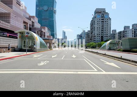 Eine leere Xinyi Road vor Taipei 101 oder das Taipei World Trade Center; Taipei, Taiwan Street, Street, Road, Verkehr. Stockfoto