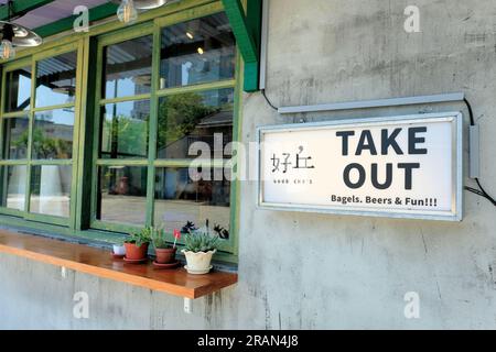 Nehmen Sie das Schild bei Good Cho's Bagels, Bieren und Spaß in Taipei, Taiwan; Restaurants, Bars. Stockfoto