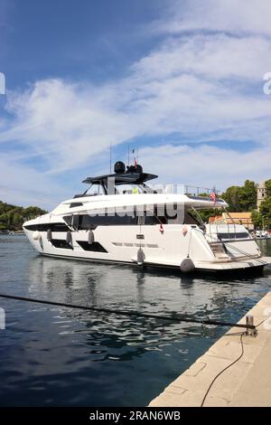 28 Meter, Superyacht Hay Vivir, 2022 von Ferretti (Italien) erbaut, in Cavtat, Hafen Kroatien, ein beliebter Veranstaltungsort bei Touristen und Yachtbesitzern. Stockfoto