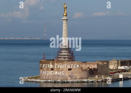 Statue der Goldenen Madonna am Eingang zum Hafen von Messina. Die Madonna begrüßt ankommende Schiffe und segnet sie, wenn sie am 2023. April abfahren. Stockfoto